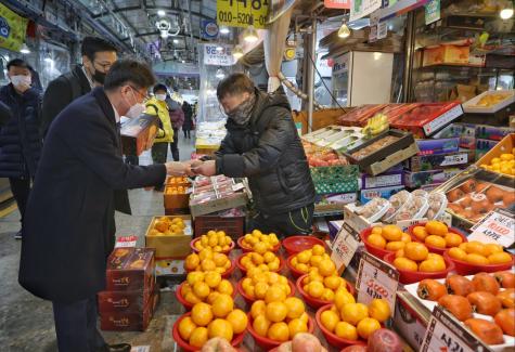 [January 18, 2023] Chairperson Yoo Visited Traditional Market Before Seollal)